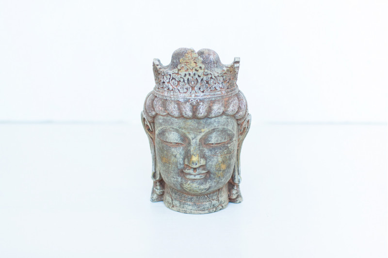Голова Будди велика